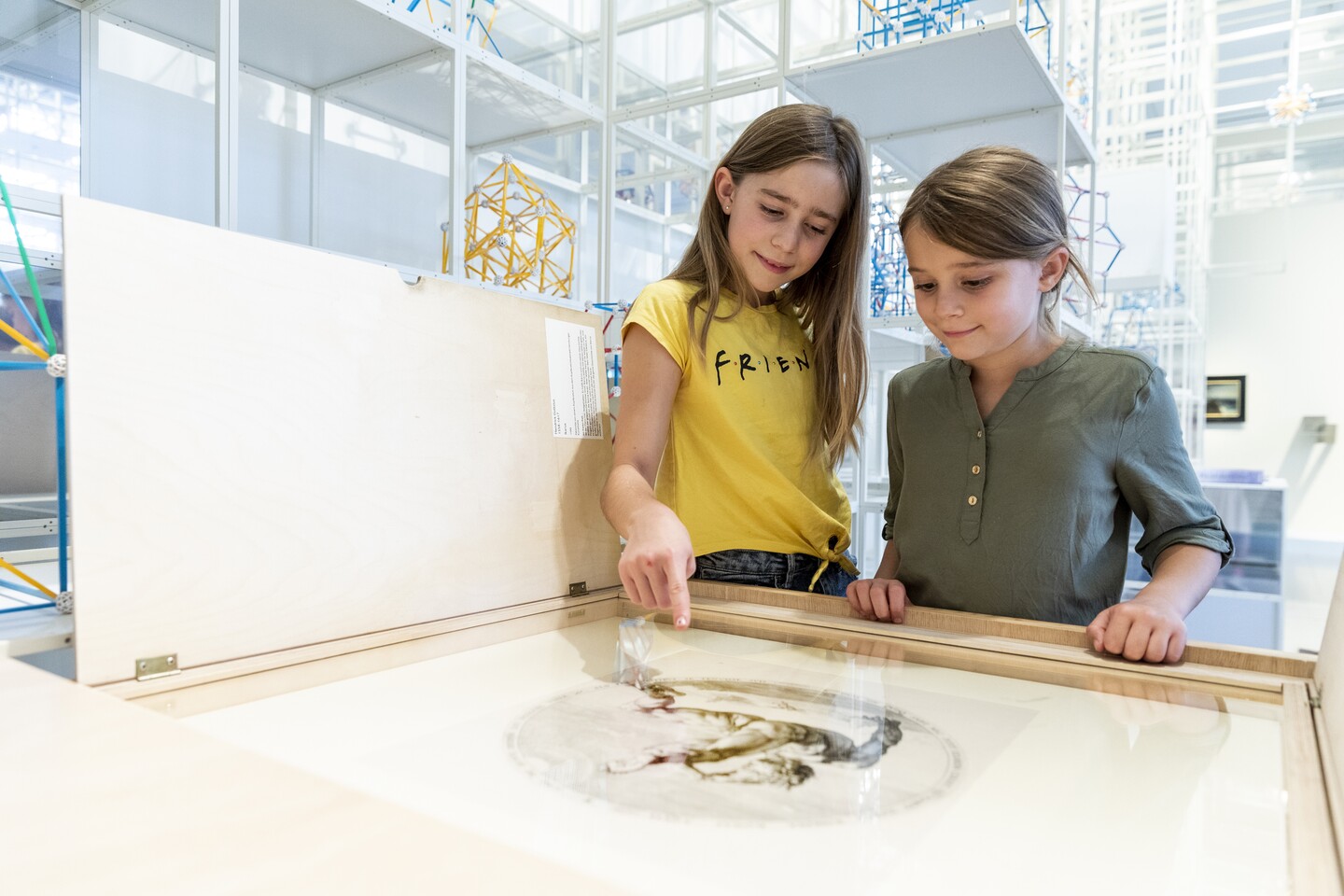 Kinder in der Familienausstellung »Alles im Lot?« im Hamburger Kinderzimmer  mit selbst zu entdeckenden Kunstwerken an der Graphikschublade © Hamburger Kunsthalle, Foto: Fred Dott