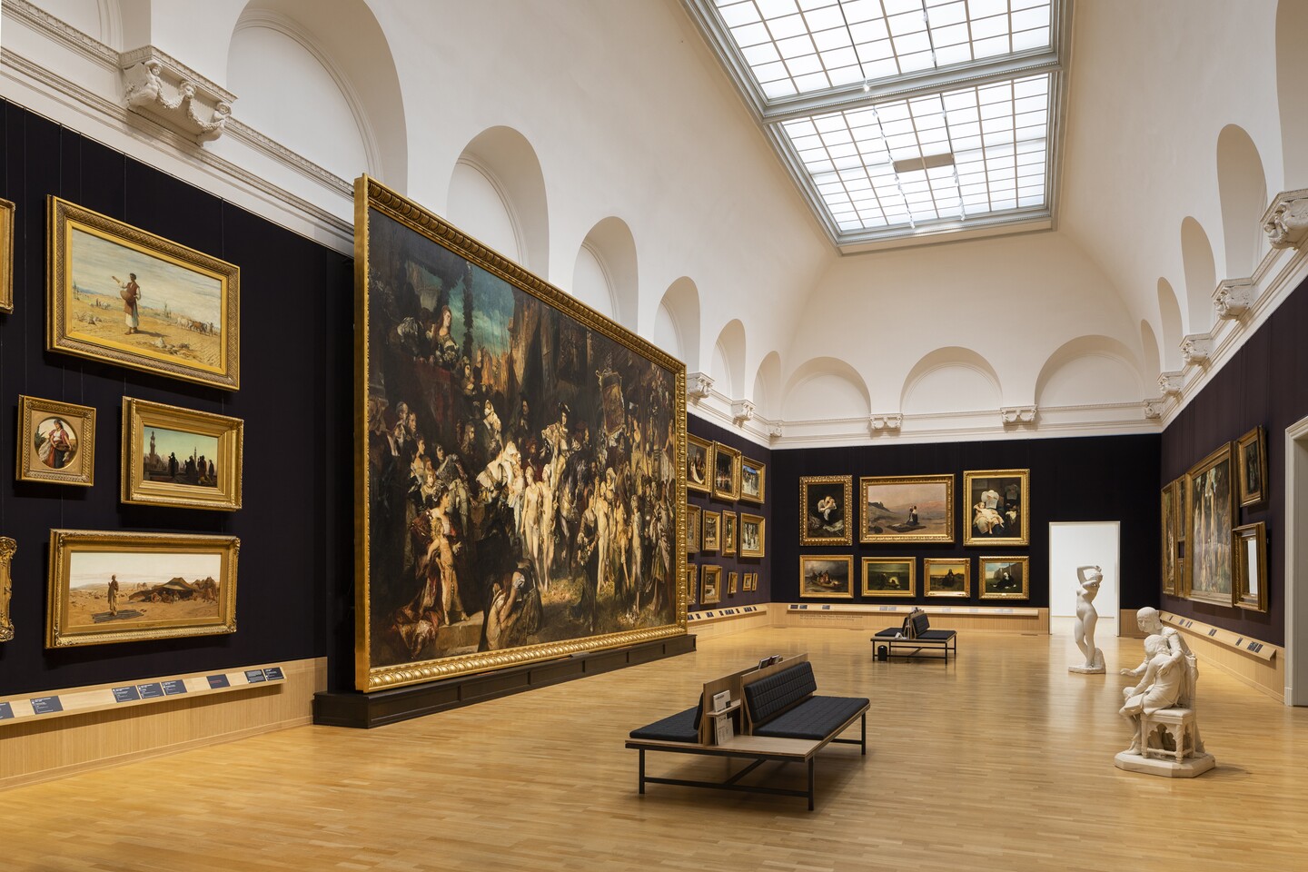 Raumansicht Makart-Saal mit dem Werk Der Einzug Karls V. in Antwerpen, 1878, von Hans Makart (1840–1884), Mitte links © Hamburger Kunsthalle / bpk Foto: Fred Dott