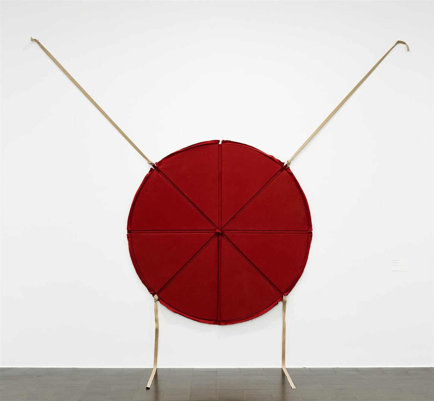 Franz Erhard Walther, Rote Scheibe Mit vier Bändern, 1963, Hamburger Kunsthalle, © Hamburger Kunsthalle / bpk  © VG Bild-Kunst, Bonn 2024 Foto: Elke Walford