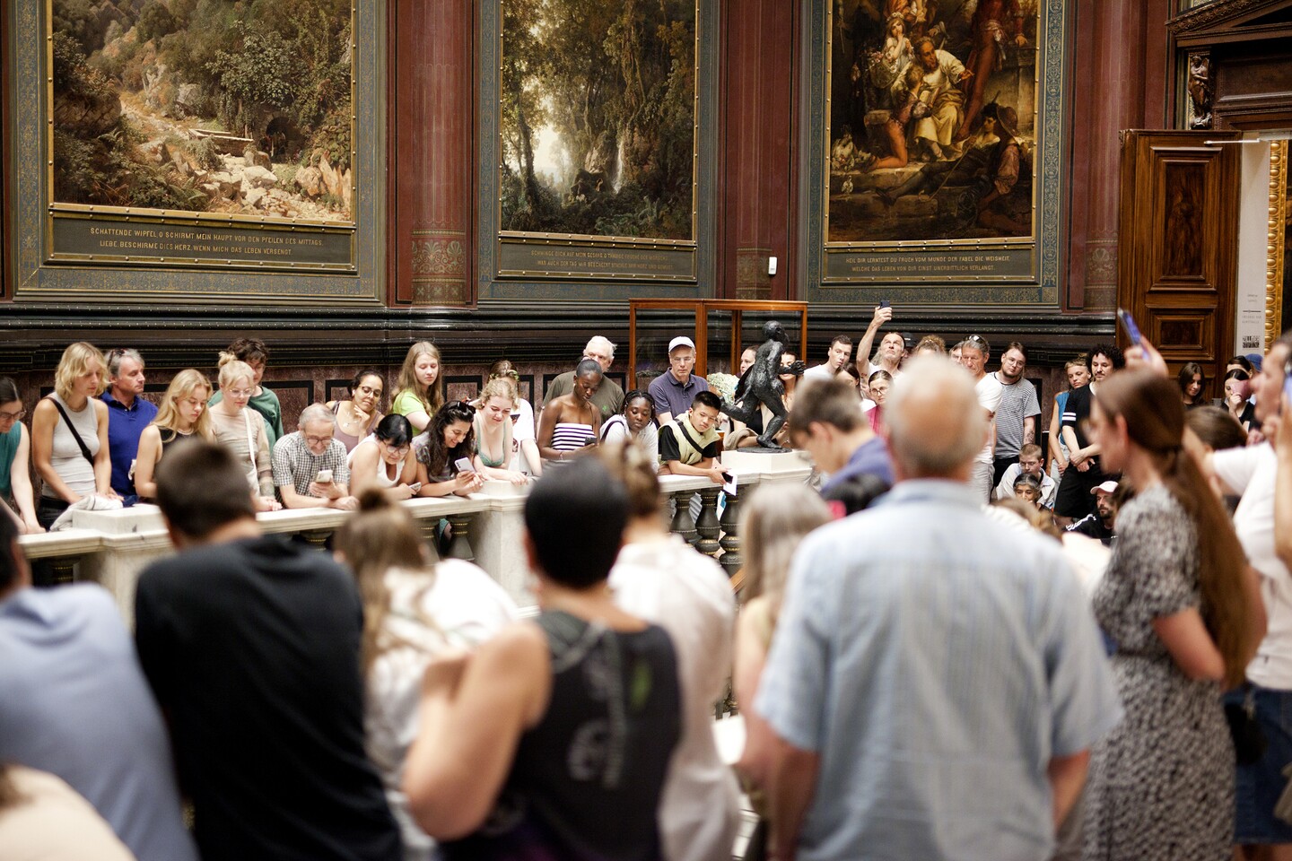 Zahlreiche Besucher*innen in der Hamburger Kunsthalle © Hamburger Kunsthalle Foto: Vera Drebusch