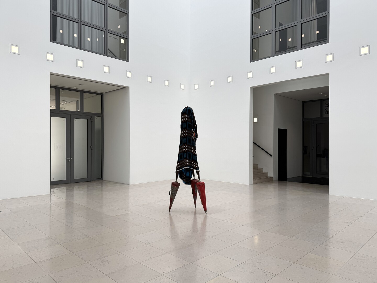 Berlinde De Bruyckere, Zonder Titel, 1993, 1993, Blanket, wood, iron, 250 x 80 x 67 cm, Hamburger Kunsthalle. Erworben 2026 mit Mitteln der HERMANN REEMTSMA STIFTUNG, © Berlinde De Bruyckere