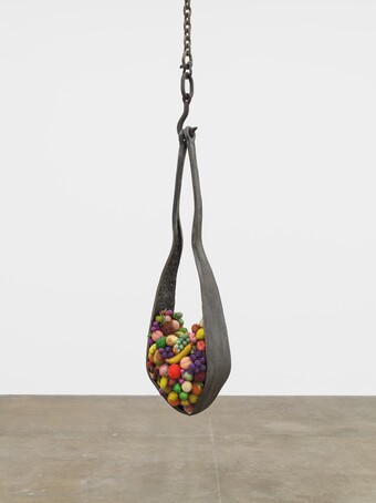 Kathleen Ryan (*1984), Hanging Fruit, 2018, 183 x 48,2 x 43 cm © Kathleen Ryan. Courtesy the artist, Foto: EPW Studio