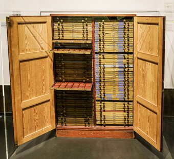 Ausstellungsansicht historischer Münzschrank © Hamburger Kunsthalle Foto: Christoph Irrgang Ausstellungsansicht historischer Münzschrank © Hamburger Kunsthalle Foto: Christoph Irrgang