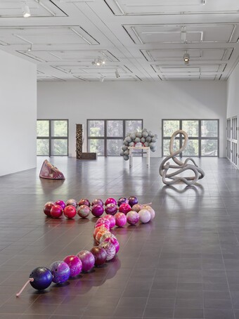 Installationsansicht der Ausstellung KATHLEEN RYAN, Hamburger Kunsthalle, 17. Mai bis 11. August 2024 © Kathleen Ryan © Hamburger Kunsthalle, Foto: Stefan Altenburger Photography Installationsansicht der Ausstellung KATHLEEN RYAN, Hamburger Kunsthalle, 17. Mai bis 11. August 2024 © Kathleen Ryan © Hamburger Kunsthalle, Foto: Stefan Altenburger Photography