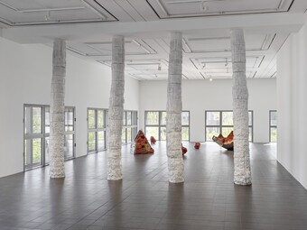 Installationsansicht der Ausstellung KATHLEEN RYAN, Hamburger Kunsthalle, 17. Mai bis 11. August 2024 © Kathleen Ryan © Hamburger Kunsthalle, Foto: Stefan Altenburger Photography Installationsansicht der Ausstellung KATHLEEN RYAN, Hamburger Kunsthalle, 17. Mai bis 11. August 2024 © Kathleen Ryan © Hamburger Kunsthalle, Foto: Stefan Altenburger Photography