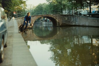 Bas Jan Ader (1942–1975) Fall 2, Amsterdam, 1970 © The Estate of Bas Jan Ader / Mary Sue Ader Andersen / VG Bild-Kunst, Bonn 2024. Courtesy of Meliksetian / Briggs, Dallas Bas Jan Ader (1942–1975) Fall 2, Amsterdam, 1970 © The Estate of Bas Jan Ader / Mary Sue Ader Andersen / VG Bild-Kunst, Bonn 2024. Courtesy of Meliksetian / Briggs, Dallas