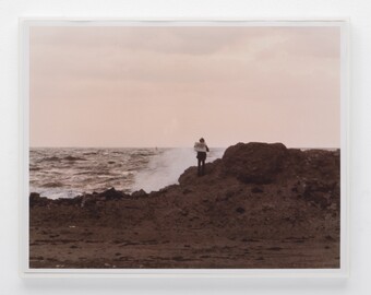 Bas Jan Ader (1942–1975), Untitled (The elements), 1971/2003 © The Estate of Bas Jan Ader / Mary Sue Ader Andersen / VG Bild-Kunst, Bonn 2024. Courtesy of Meliksetian / Briggs, Dallas Bas Jan Ader (1942–1975), Untitled (The elements), 1971/2003 © The Estate of Bas Jan Ader / Mary Sue Ader Andersen / VG Bild-Kunst, Bonn 2024. Courtesy of Meliksetian / Briggs, Dallas