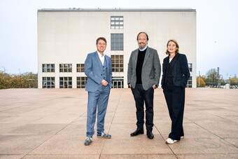 Prof. Dr. Alexander Klar (Direktor Hamburger Kunsthalle), Alexander Schröder (Sammler und Gallerist)  und Dr. Brigitte Kölle (Leitung & Ausstellungskuratorin Kunst der Gegenwart [Malerei/Skulptur & Installation/Medien]) (v.l.n.r.) © Hamburger Kunsthalle Foto: Romanus Fuhrmann