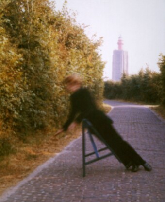 Bas Jan Ader (1942–1975) Broken Fall (geometric), Westkapelle – Holland, 1971 C-Print, 40 x 29,5 cm Defares Collection © The Estate of Bas Jan Ader / Mary Sue Ader Andersen / VG Bild-Kunst, Bonn 2025. Courtesy of Meliksetian | Briggs, Dallas Bas Jan Ader (1942–1975) Broken Fall (geometric), Westkapelle – Holland, 1971 C-Print, 40 x 29,5 cm Defares Collection © The Estate of Bas Jan Ader / Mary Sue Ader Andersen / VG Bild-Kunst, Bonn 2025. Courtesy of Meliksetian | Briggs, Dallas