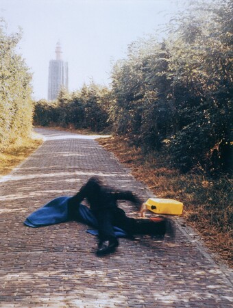 Bas Jan Ader (1942–1975) Pitfall on the way to a New Neo Plasticism, Westkapelle, Holland, 1971 C-Print, 40 x 29,5 cm, Edition von 3 © The Estate of Bas Jan Ader / Mary Sue Ader Andersen / VG Bild-Kunst, Bonn 2025. Courtesy of Meliksetian | Briggs, Dallas Bas Jan Ader (1942–1975) Pitfall on the way to a New Neo Plasticism, Westkapelle, Holland, 1971 C-Print, 40 x 29,5 cm, Edition von 3 © The Estate of Bas Jan Ader / Mary Sue Ader Andersen / VG Bild-Kunst, Bonn 2025. Courtesy of Meliksetian | Briggs, Dallas