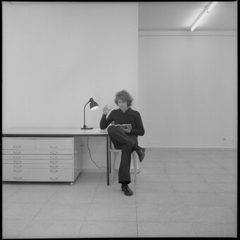 Bas Jan Ader (1942–1975) The boy who fell over Niagara Falls, 1972 Fotografische Dokumentation der Performance im Kabinett für aktuelle Kunst, Bremerhaven, 1972 © Jürgen Wesseler / Kabinett für aktuelle Kunst, Bremerhaven / VG Bild-Kunst, Bonn 2025 Bas Jan Ader (1942–1975) The boy who fell over Niagara Falls, 1972 Fotografische Dokumentation der Performance im Kabinett für aktuelle Kunst, Bremerhaven, 1972 © Jürgen Wesseler / Kabinett für aktuelle Kunst, Bremerhaven / VG Bild-Kunst, Bonn 2025