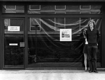 Mary Sue Ader Andersen und Bas Jan Ader vor dem Kabinett für aktuelle Kunst Bremerhaven, 1972 © Jürgen Wesseler / Kabinett für aktuelle Kunst, Bremerhaven Mary Sue Ader Andersen und Bas Jan Ader vor dem Kabinett für aktuelle Kunst Bremerhaven, 1972 © Jürgen Wesseler / Kabinett für aktuelle Kunst, Bremerhaven