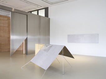Thea Djordjadze (*1971), Installationsansicht EDI HILA | THEA DJORDJADZE, Hamburger Kunsthalle, Hamburg, 2025 © Thea Djordjadze / VG Bild-Kunst, Bonn 2025, Foto: Fred Dott Thea Djordjadze (*1971), Installationsansicht EDI HILA | THEA DJORDJADZE, Hamburger Kunsthalle, Hamburg, 2025 © Thea Djordjadze / VG Bild-Kunst, Bonn 2025, Foto: Fred Dott