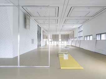 Thea Djordjadze (*1971), Installationsansicht EDI HILA | THEA DJORDJADZE, Hamburger Kunsthalle, Hamburg, 2025 © Thea Djordjadze / VG Bild-Kunst, Bonn 2025, Foto: Fred Dott Thea Djordjadze (*1971), Installationsansicht EDI HILA | THEA DJORDJADZE, Hamburger Kunsthalle, Hamburg, 2025 © Thea Djordjadze / VG Bild-Kunst, Bonn 2025, Foto: Fred Dott