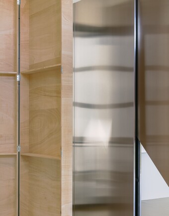 Thea Djordjadze (*1971), Installationsansicht EDI HILA | THEA DJORDJADZE, Hamburger Kunsthalle, Hamburg, 2025, © Thea Djordjadze / VG Bild-Kunst, Bonn 2025, Foto: Simon Menges Thea Djordjadze (*1971), Installationsansicht EDI HILA | THEA DJORDJADZE, Hamburger Kunsthalle, Hamburg, 2025, © Thea Djordjadze / VG Bild-Kunst, Bonn 2025, Foto: Simon Menges