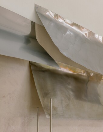 Thea Djordjadze (*1971), Installationsansicht EDI HILA | THEA DJORDJADZE, Hamburger Kunsthalle, Hamburg, 2025, © Thea Djordjadze / VG Bild-Kunst, Bonn 2025, Foto: Simon Menges Thea Djordjadze (*1971), Installationsansicht EDI HILA | THEA DJORDJADZE, Hamburger Kunsthalle, Hamburg, 2025, © Thea Djordjadze / VG Bild-Kunst, Bonn 2025, Foto: Simon Menges