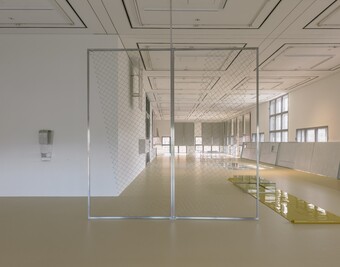 Thea Djordjadze (*1971), Installationsansicht EDI HILA | THEA DJORDJADZE, Hamburger Kunsthalle, Hamburg, 2025, © Thea Djordjadze / VG Bild-Kunst, Bonn 2025, Foto: Simon Menges Thea Djordjadze (*1971), Installationsansicht EDI HILA | THEA DJORDJADZE, Hamburger Kunsthalle, Hamburg, 2025, © Thea Djordjadze / VG Bild-Kunst, Bonn 2025, Foto: Simon Menges