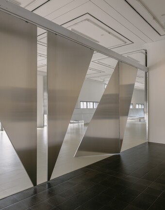 Thea Djordjadze (*1971), Installationsansicht EDI HILA | THEA DJORDJADZE, Hamburger Kunsthalle, Hamburg, 2025, © Thea Djordjadze / VG Bild-Kunst, Bonn 2025, Foto: Simon Menges Thea Djordjadze (*1971), Installationsansicht EDI HILA | THEA DJORDJADZE, Hamburger Kunsthalle, Hamburg, 2025, © Thea Djordjadze / VG Bild-Kunst, Bonn 2025, Foto: Simon Menges
