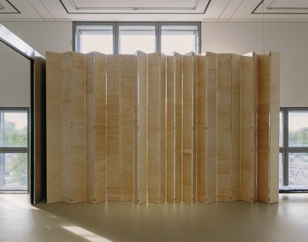Thea Djordjadze (*1971), Installationsansicht EDI HILA | THEA DJORDJADZE, Hamburger Kunsthalle, Hamburg, 2025, © Thea Djordjadze / VG Bild-Kunst, Bonn 2025, Foto: Simon Menges Thea Djordjadze (*1971), Installationsansicht EDI HILA | THEA DJORDJADZE, Hamburger Kunsthalle, Hamburg, 2025, © Thea Djordjadze / VG Bild-Kunst, Bonn 2025, Foto: Simon Menges