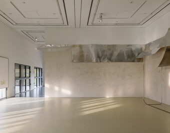 Thea Djordjadze (*1971), Installationsansicht EDI HILA | THEA DJORDJADZE, Hamburger Kunsthalle, Hamburg, 2025, © Thea Djordjadze / VG Bild-Kunst, Bonn 2025, Foto: Simon Menges Thea Djordjadze (*1971), Installationsansicht EDI HILA | THEA DJORDJADZE, Hamburger Kunsthalle, Hamburg, 2025, © Thea Djordjadze / VG Bild-Kunst, Bonn 2025, Foto: Simon Menges