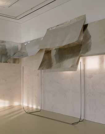 Thea Djordjadze (*1971), Installationsansicht EDI HILA | THEA DJORDJADZE, Hamburger Kunsthalle, Hamburg, 2025, © Thea Djordjadze / VG Bild-Kunst, Bonn 2025, Foto: Simon Menges Thea Djordjadze (*1971), Installationsansicht EDI HILA | THEA DJORDJADZE, Hamburger Kunsthalle, Hamburg, 2025, © Thea Djordjadze / VG Bild-Kunst, Bonn 2025, Foto: Simon Menges