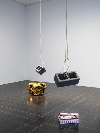 Ausstellungsansicht BAS JAN ADER. I’m searching…, Hamburger Kunsthalle, 2025 © The Estate of Bas Jan Ader / Mary Sue Ader Andersen / VG Bild-Kunst, Bonn 2025. Courtesy of Meliksetian | Briggs, Dallas, Foto: Fred Dott Ausstellungsansicht BAS JAN ADER. I’m searching…, Hamburger Kunsthalle, 2025 © The Estate of Bas Jan Ader / Mary Sue Ader Andersen / VG Bild-Kunst, Bonn 2025. Courtesy of Meliksetian | Briggs, Dallas, Foto: Fred Dott