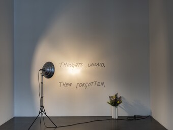Ausstellungsansicht Jan Bas Ader, I’m searching…, Hamburger Kunsthalle, 2025 © The Estate of Bas Jan Ader / Mary Sue Ader Andersen / VG Bild-Kunst, Bonn 2025. Courtesy of Meliksetian | Briggs, Dallas, Foto: Fred Dott Ausstellungsansicht BAS JAN ADER, I’m searching…, Hamburger Kunsthalle, 2025 © The Estate of Bas Jan Ader / Mary Sue Ader Andersen / VG Bild-Kunst, Bonn 2025. Courtesy of Meliksetian | Briggs, Dallas, Foto: Fred Dott