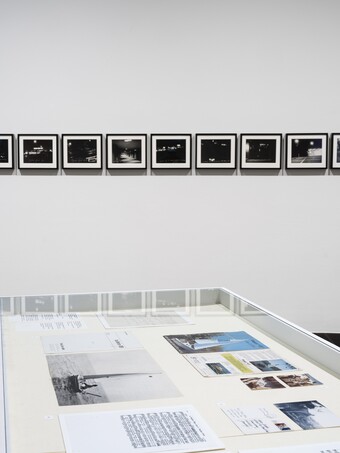 Ausstellungsansicht BAS JAN ADER. I’m searching…, Hamburger Kunsthalle, 2025 © The Estate of Bas Jan Ader / Mary Sue Ader Andersen / VG Bild-Kunst, Bonn 2025. Courtesy of Meliksetian | Briggs, Dallas, Foto: Fred Dott Ausstellungsansicht BAS JAN ADER. I’m searching…, Hamburger Kunsthalle, 2025 © The Estate of Bas Jan Ader / Mary Sue Ader Andersen / VG Bild-Kunst, Bonn 2025. Courtesy of Meliksetian | Briggs, Dallas, Foto: Fred Dott