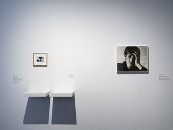 Ausstellungsansicht BAS JAN ADER. I’m searching…, Hamburger Kunsthalle, 2025 © The Estate of Bas Jan Ader / Mary Sue Ader Andersen / VG Bild-Kunst, Bonn 2025. Courtesy of Meliksetian | Briggs, Dallas, Foto: Fred Dott Ausstellungsansicht BAS JAN ADER. I’m searching…, Hamburger Kunsthalle, 2025 © The Estate of Bas Jan Ader / Mary Sue Ader Andersen / VG Bild-Kunst, Bonn 2025. Courtesy of Meliksetian | Briggs, Dallas, Foto: Fred Dott