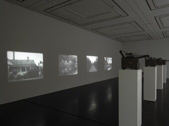 Ausstellungsansicht BAS JAN ADER. I’m searching…, Hamburger Kunsthalle, 2025 © The Estate of Bas Jan Ader / Mary Sue Ader Andersen / VG Bild-Kunst, Bonn 2025. Courtesy of Meliksetian | Briggs, Dallas, Foto: Fred Dott Ausstellungsansicht BAS JAN ADER. I’m searching…, Hamburger Kunsthalle, 2025 © The Estate of Bas Jan Ader / Mary Sue Ader Andersen / VG Bild-Kunst, Bonn 2025. Courtesy of Meliksetian | Briggs, Dallas, Foto: Fred Dott
