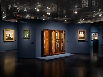 Installationsansicht der Ausstellung RENDEZVOUS DER TRÄUME. Surrealismus und deutsche Romantik, 13. Juni bis 12. Oktober 2025, Foto: Fred Dott Installationsansicht der Ausstellung RENDEZVOUS DER TRÄUME. Surrealismus und deutsche Romantik, 13. Juni bis 12. Oktober 2025, Foto: Fred Dott