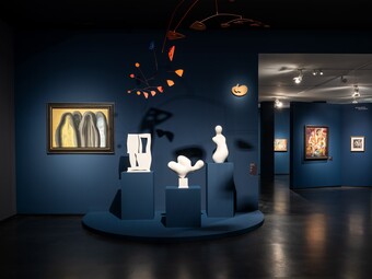 Installationsansicht der Ausstellung RENDEZVOUS DER TRÄUME. Surrealismus und deutsche Romantik, 13. Juni bis 12. Oktober 2025, Foto: Fred Dott Installationsansicht der Ausstellung RENDEZVOUS DER TRÄUME. Surrealismus und deutsche Romantik, 13. Juni bis 12. Oktober 2025, Foto: Fred Dott