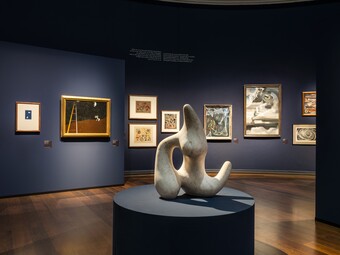 Installationsansicht der Ausstellung RENDEZVOUS DER TRÄUME. Surrealismus und deutsche Romantik, 13. Juni bis 12. Oktober 2025, Foto: Fred Dott Installationsansicht der Ausstellung RENDEZVOUS DER TRÄUME. Surrealismus und deutsche Romantik, 13. Juni bis 12. Oktober 2025, Foto: Fred Dott