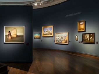 Installationsansicht der Ausstellung RENDEZVOUS DER TRÄUME. Surrealismus und deutsche Romantik, 13. Juni bis 12. Oktober 2025, v.l. mit den Werken Blick auf Schloß Pillnitz, 1823, von Johann Christian Dahl, 1) Der Hausengel und 2) Der Hausengel (Der Triumph des Surrealismus), beide 1937, von Max Ernst, Königin Mab, 1814, von Johann Heinrich Füssli, Die Unsichtbaren – Schlafende, Pferd, Löwe, 1930, von Salvador Dalí und Caspar David Friedrich in seinem Atelier, 1811, von Georg Friedrich Kersting Installationsansicht der Ausstellung RENDEZVOUS DER TRÄUME. Surrealismus und deutsche Romantik, 13. Juni bis 12. Oktober 2025, v.l. mit den Werken Blick auf Schloß Pillnitz, 1823, von Johann Christian Dahl, 1) Der Hausengel und 2) Der Hausengel (Der Triumph des Surrealismus), beide 1937, von Max Ernst, Königin Mab, 1814, von Johann Heinrich Füssli, Die Unsichtbaren – Schlafende, Pferd, Löwe, 1930, von Salvador Dalí und Caspar David Friedrich in seinem Atelier, 1811, von Georg Friedrich Kersting