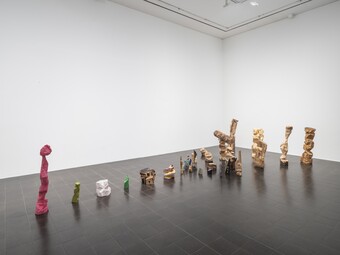 A. R. Penck (1939–2017)  35 Skulpturen, »Mit roter Axt gegen Holz! Modell für Strategie!!«, 1979 (Ausschnitt) Hamburger Kunsthalle. Schenkung von Susanne & Michael Liebelt 2025 © Hamburger Kunsthalle / bpk © VG Bild-Kunst, Bonn 2025 Foto: Fred Dott