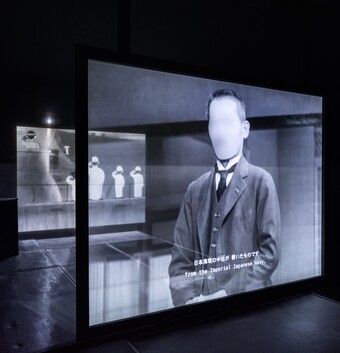 Ho Tzu Nyen (*1976), Hotel Aporia Hotel Aporia Hotel Aporia (Installationsansicht, Hamburger Kunsthalle 2025), 2019, Sammlung des Singapore Art Museum © Courtesy of the artist, Kiang Malingue, neugerriemschneider und Singapore Art Museum, Foto: Fred Dott