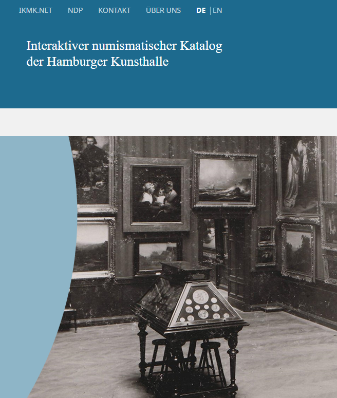 Historische Fotografie: Münztisch vor Gemäldewand in der Hamburger Kunsthalle