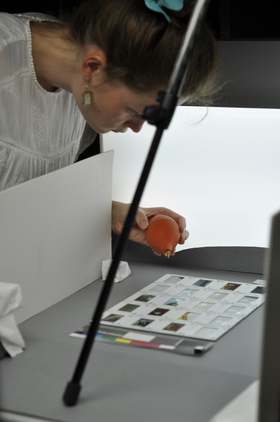 Restauratorin Lisa Herold dokumentiert die Dias der Kunstwerke. © Hamburger Kunsthalle. Foto: Claartje van Haaften. Restauratorin Lisa Herold dokumentiert die Dias der Kunstwerke. © Hamburger Kunsthalle. Foto: Claartje van Haaften.