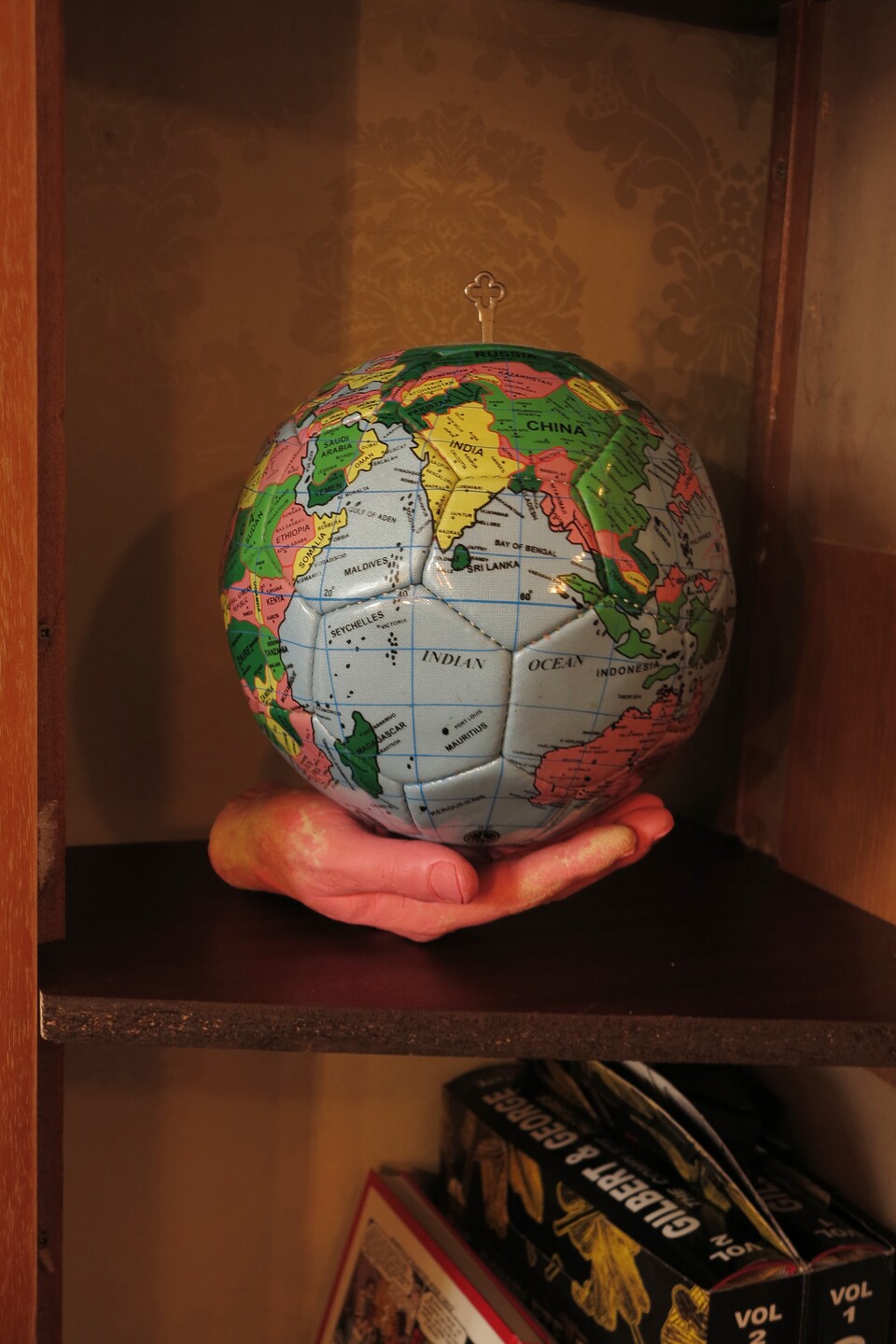 Thorsten Brinkmann (*1971) Salon Livresque (Detail), 2014 Rauminstallation,VG Bild-Kunst, Bonn 2024 Foto: Thorsten Brinkmann