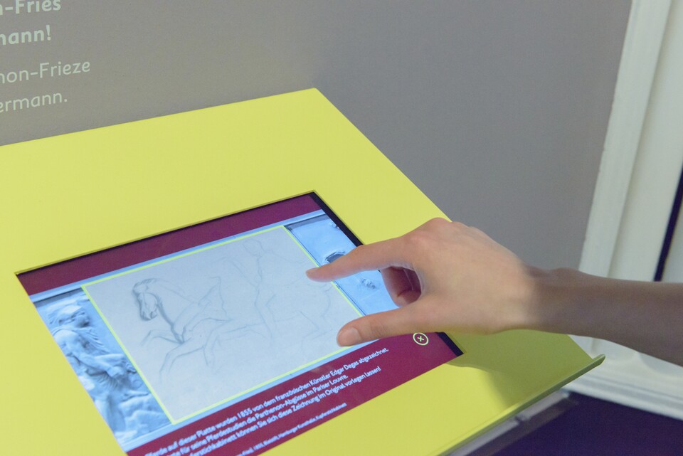 Multimediastation zum Thema »Ausstellen – Gipskopien«, © Hamburger Kunsthalle Foto: Kay Riechers Die Mutimediastation befindet sich dauerhaft im Café DAS LIEBERMANN Multimediastation zum Thema »Ausstellen – Gipskopien«, © Hamburger Kunsthalle Foto: Kay Riechers Die Mutimediastation befindet sich dauerhaft im Café DAS LIEBERMANN