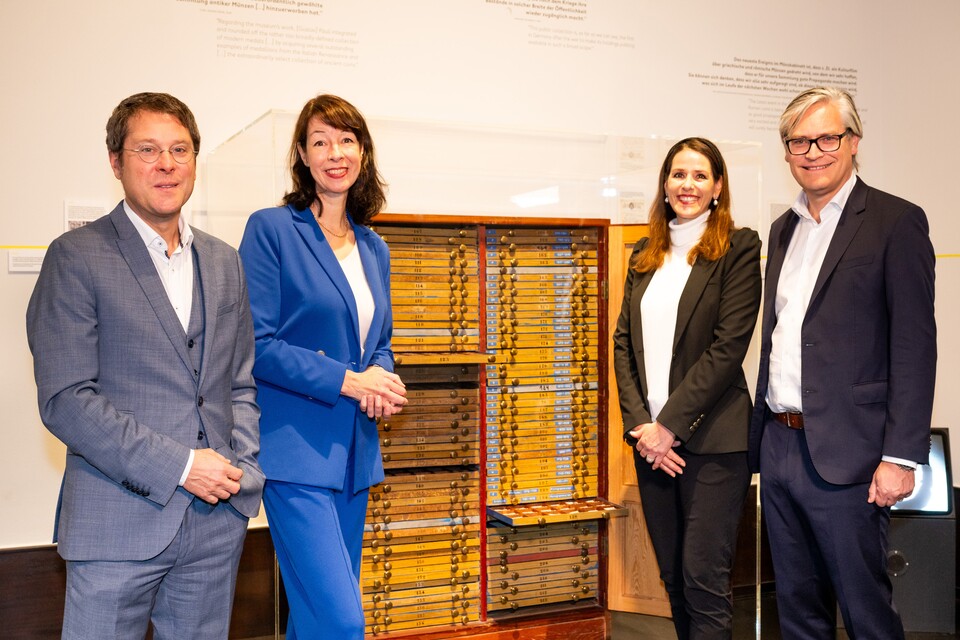 Alexander Klar, Annabelle Görgen-Lammers, Dorit und Alexander Otto (v.l.n.r.) mit einem historischen Münzschrank © Hamburger Kunsthalle Foto: Romanus Fuhrmann Alexander Klar, Annabelle Görgen-Lammers, Dorit und Alexander Otto (v.l.n.r.) mit einem historischen Münzschrank © Hamburger Kunsthalle Foto: Romanus Fuhrmann