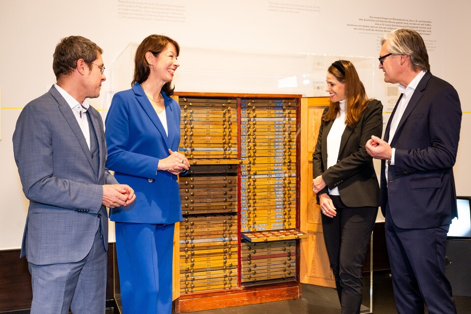 Alexander Klar, Annabelle Görgen-Lammers, Dorit und Alexander Otto (v.l.n.r.) mit einem historischen Münzschrank © Hamburger Kunsthalle Foto: Romanus Fuhrmann Alexander Klar, Annabelle Görgen-Lammers, Dorit und Alexander Otto (v.l.n.r.) mit einem historischen Münzschrank © Hamburger Kunsthalle Foto: Romanus Fuhrmann