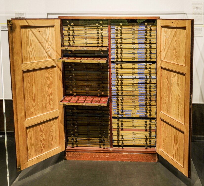 Ausstellungsansicht historischer Münzschrank © Hamburger Kunsthalle Foto: Christoph Irrgang  Ausstellungsansicht historischer Münzschrank © Hamburger Kunsthalle Foto: Christoph Irrgang