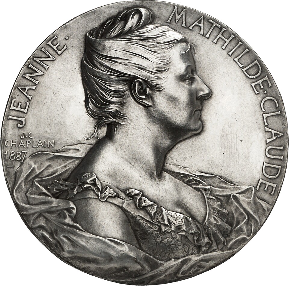 Jules-Clément Chaplain (1839–1909) Auf Jeanne Mathilde Claude (Vorderseite), 1887 Medaille: Kupfer, versilbert, Ø 124 mm, 92,50 g © Hamburger Kunsthalle Foto: B. Seifert / Lübke+Wiedemann / Germany Jules-Clément Chaplain (1839–1909) Auf Jeanne Mathilde Claude (Vorderseite), 1887 Medaille: Kupfer, versilbert, Ø 124 mm, 92,50 g © Hamburger Kunsthalle Foto: B. Seifert / Lübke+Wiedemann / Germany