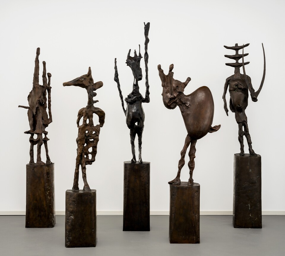 Germaine Richier (1904–1959), Das große Schachspiel (5 Figuren), 1959/61, Bronze, Hamburger Kunsthalle © VG Bild-Kunst, Bonn 2021 © Hamburger Kunsthalle / bpk Foto: Christoph Irrgang