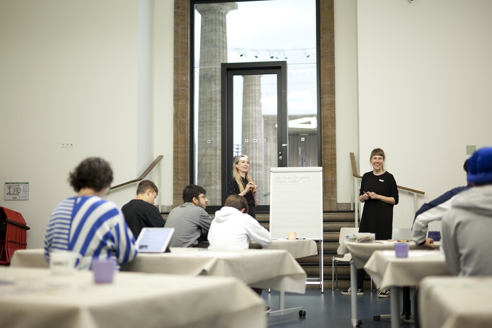 Chatbot zu FEMME FATALE, Kooperation mit der Stadtteilschule am Hafen auf St. Pauli, Fotos: Hamburger Kunsthalle Chatbot zu FEMME FATALE, Kooperation mit der Stadtteilschule am Hafen auf St. Pauli, Fotos: Hamburger Kunsthalle