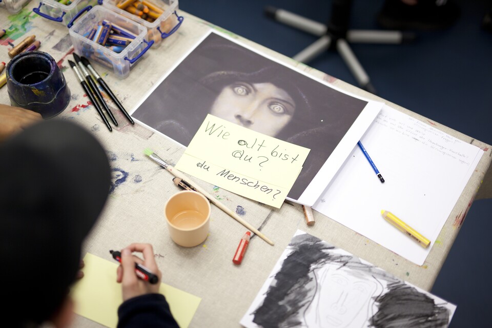 Chatbot zu FEMME FATALE, Kooperation mit der Stadtteilschule am Hafen auf St. Pauli, Fotos: Hamburger Kunsthalle Chatbot zu FEMME FATALE, Kooperation mit der Stadtteilschule am Hafen auf St. Pauli, Fotos: Hamburger Kunsthalle