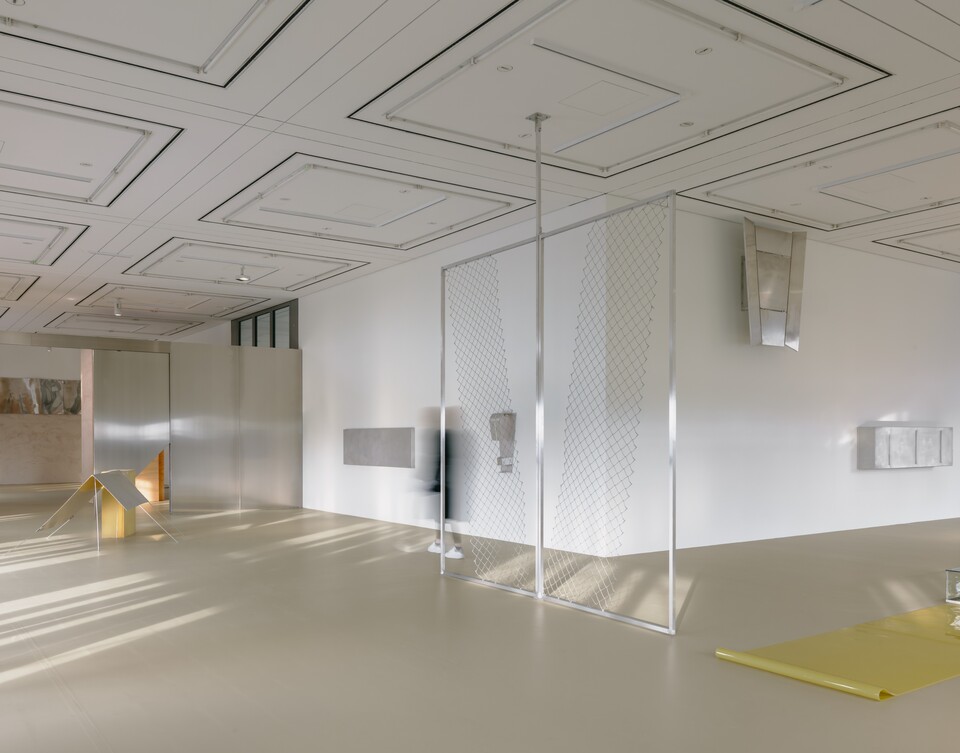 Thea Djordjadze, Installationsansicht EDI HILA | THEA DJORDJADZE, Hamburger Kunsthalle, Hamburg, 2025 © Thea Djordjadze / VG Bild-Kunst, Bonn 2025, Foto: Simon Menges