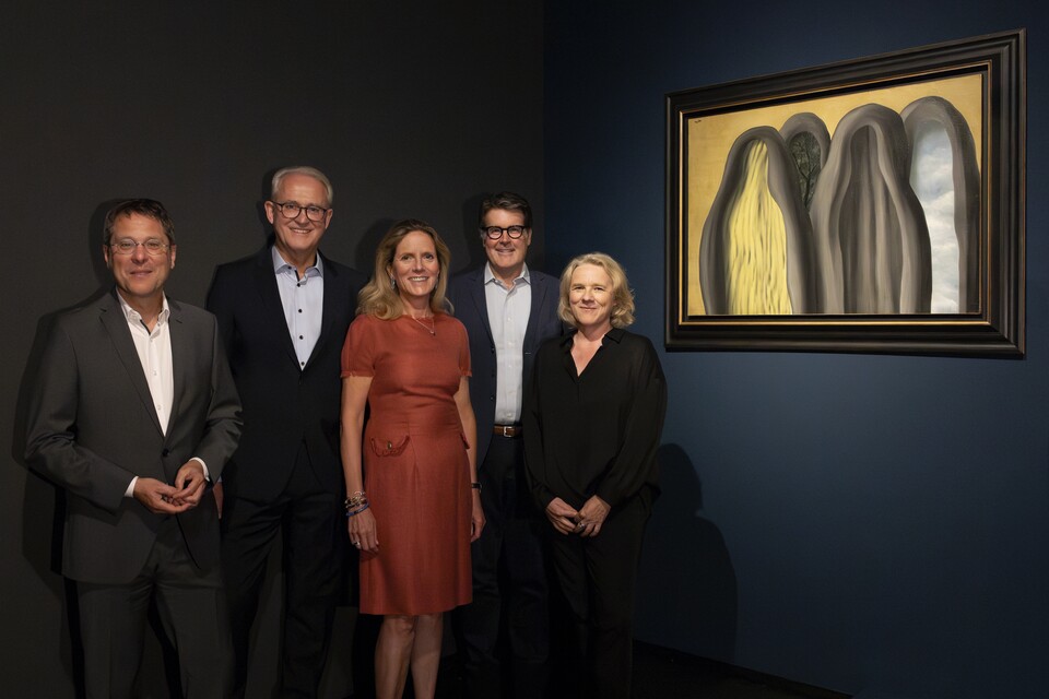 Gruppenbild vor dem Gemälde Le Palais de Rideaux Gruppenbild vor dem Gemälde Le Palais de Rideaux