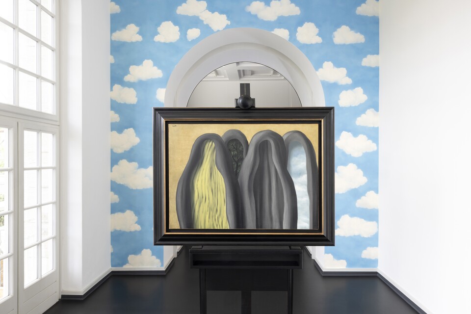 Das Gemälde Le Palais de Rideaux, 1928 von René Magritte (1898–1967) inszeniert fotografiert in zwei verschiedenen Kontexten der Ausstellung ‚Rendezvous der Träume. Surrealismus und deutsche Romantik‘ (bis 12. Oktober 2025). Das Gemälde Le Palais de Rideaux, 1928 von René Magritte (1898–1967) inszeniert fotografiert in zwei verschiedenen Kontexten der Ausstellung ‚Rendezvous der Träume. Surrealismus und deutsche Romantik‘ (bis 12. Oktober 2025).